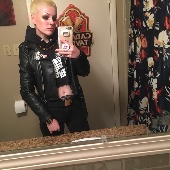 Meet your Posher, Chloe - Picture 2 of 8